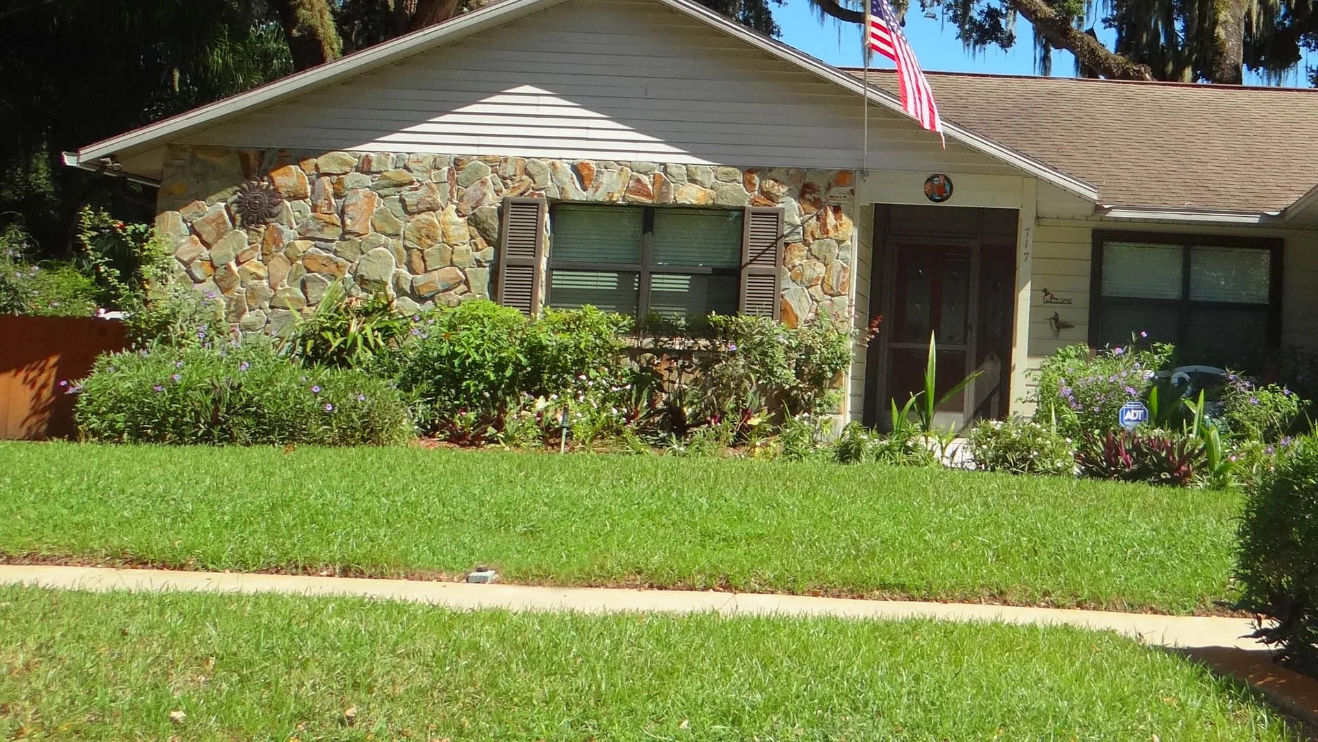 A home with regular lawn care and landscaping in Clarksville, IN. 