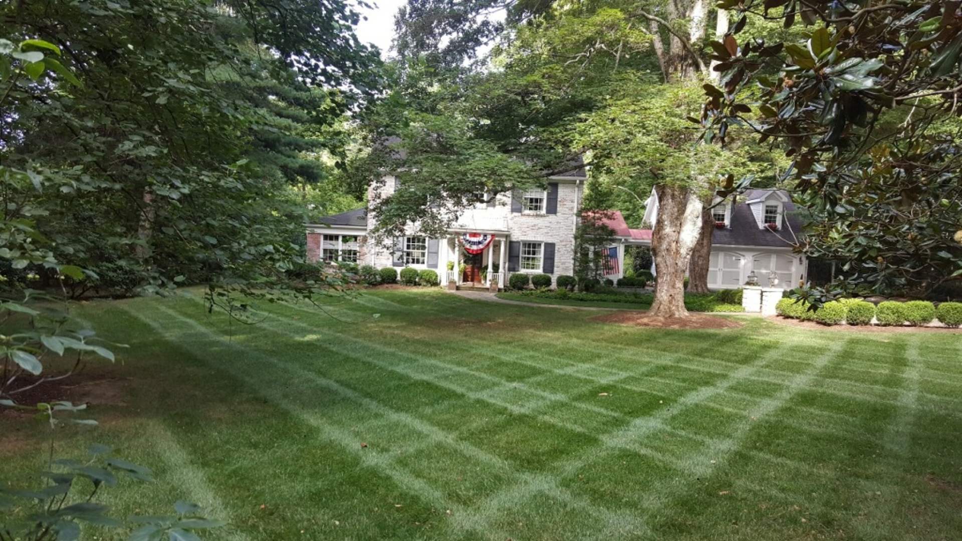Home with freshly mowed lawn with patterns in Douglass Hills, KY.